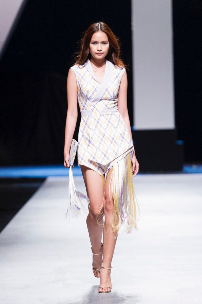VIFW 2018 ngày 3: Bữa tiệc thời trang ngũ vị hội tụ từ áo dài cho đến váy vóc bay bổng và những thiết kế vương giả VIFW 2018 ngày 3: Bữa tiệc thời trang ngũ vị hội tụ từ áo dài cho đến váy vóc bay bổng và những thiết kế vương giả