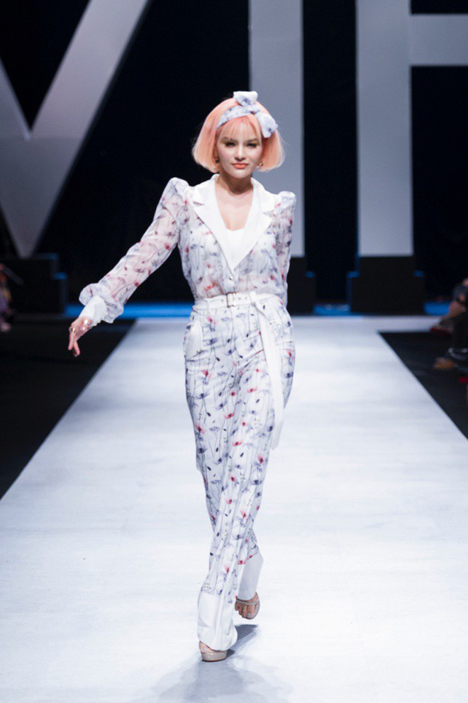 VIFW 2018 ngày 3: Bữa tiệc thời trang ngũ vị hội tụ từ áo dài cho đến váy vóc bay bổng và những thiết kế vương giả VIFW 2018 ngày 3: Bữa tiệc thời trang ngũ vị hội tụ từ áo dài cho đến váy vóc bay bổng và những thiết kế vương giả