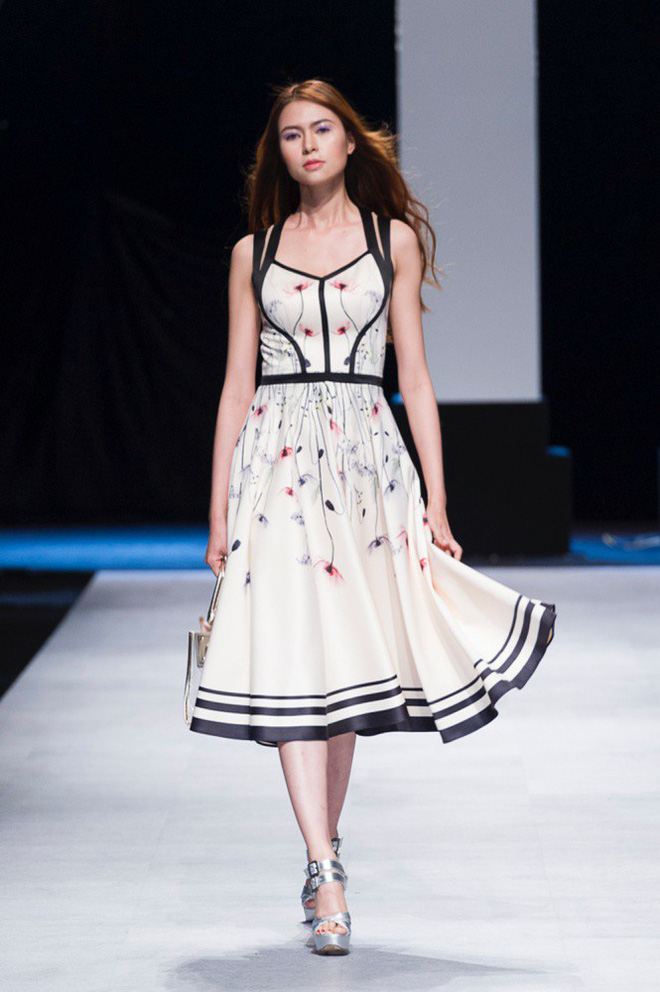 VIFW 2018 ngày 3: Bữa tiệc thời trang ngũ vị hội tụ từ áo dài cho đến váy vóc bay bổng và những thiết kế vương giả VIFW 2018 ngày 3: Bữa tiệc thời trang ngũ vị hội tụ từ áo dài cho đến váy vóc bay bổng và những thiết kế vương giả