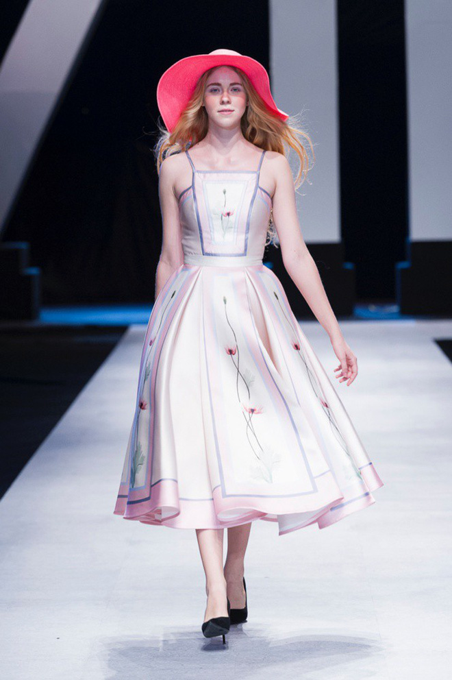 VIFW 2018 ngày 3: Bữa tiệc thời trang ngũ vị hội tụ từ áo dài cho đến váy vóc bay bổng và những thiết kế vương giả VIFW 2018 ngày 3: Bữa tiệc thời trang ngũ vị hội tụ từ áo dài cho đến váy vóc bay bổng và những thiết kế vương giả