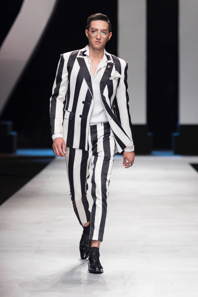VIFW 2018 ngày 3: Bữa tiệc thời trang ngũ vị hội tụ từ áo dài cho đến váy vóc bay bổng và những thiết kế vương giả VIFW 2018 ngày 3: Bữa tiệc thời trang ngũ vị hội tụ từ áo dài cho đến váy vóc bay bổng và những thiết kế vương giả