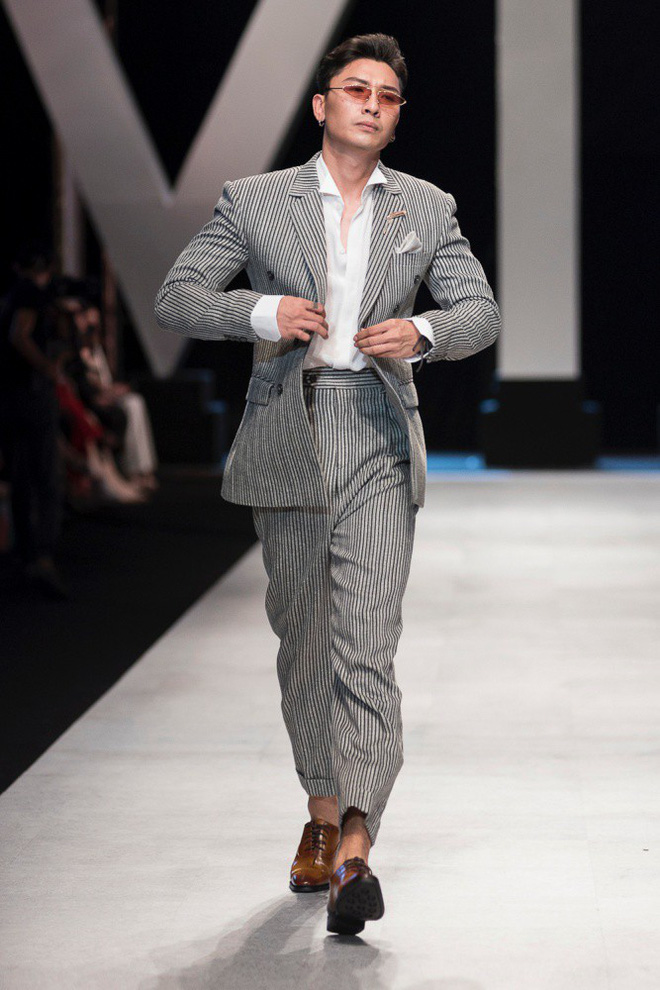 VIFW 2018 ngày 3: Bữa tiệc thời trang ngũ vị hội tụ từ áo dài cho đến váy vóc bay bổng và những thiết kế vương giả VIFW 2018 ngày 3: Bữa tiệc thời trang ngũ vị hội tụ từ áo dài cho đến váy vóc bay bổng và những thiết kế vương giả