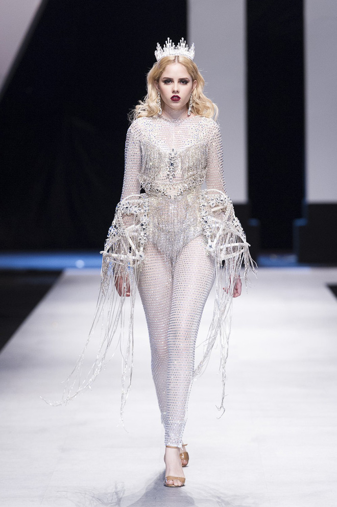 VIFW 2018 ngày 3: Bữa tiệc thời trang ngũ vị hội tụ từ áo dài cho đến váy vóc bay bổng và những thiết kế vương giả VIFW 2018 ngày 3: Bữa tiệc thời trang ngũ vị hội tụ từ áo dài cho đến váy vóc bay bổng và những thiết kế vương giả