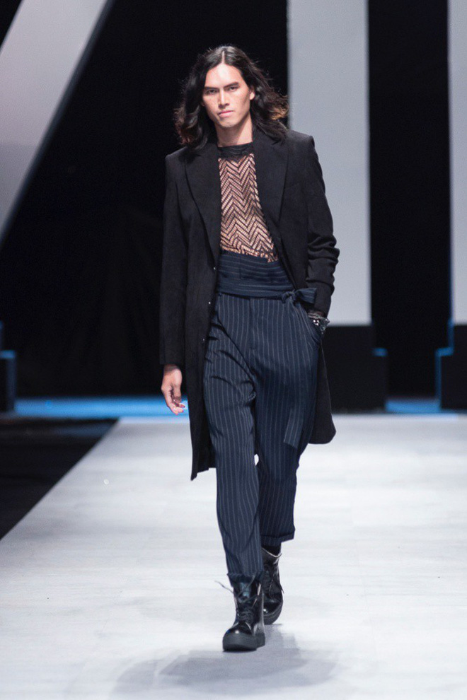 VIFW 2018 ngày 3: Bữa tiệc thời trang ngũ vị hội tụ từ áo dài cho đến váy vóc bay bổng và những thiết kế vương giả VIFW 2018 ngày 3: Bữa tiệc thời trang ngũ vị hội tụ từ áo dài cho đến váy vóc bay bổng và những thiết kế vương giả