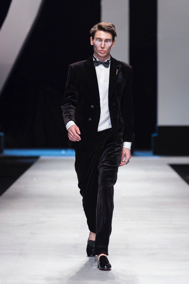 VIFW 2018 ngày 3: Bữa tiệc thời trang ngũ vị hội tụ từ áo dài cho đến váy vóc bay bổng và những thiết kế vương giả VIFW 2018 ngày 3: Bữa tiệc thời trang ngũ vị hội tụ từ áo dài cho đến váy vóc bay bổng và những thiết kế vương giả