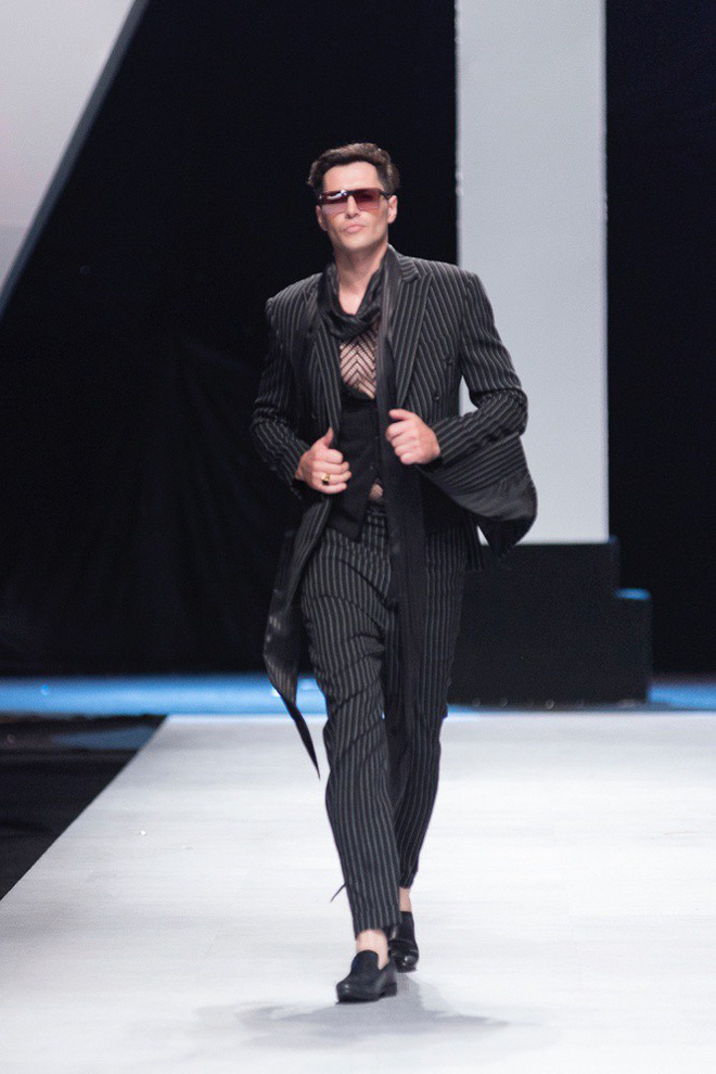 VIFW 2018 ngày 3: Bữa tiệc thời trang ngũ vị hội tụ từ áo dài cho đến váy vóc bay bổng và những thiết kế vương giả VIFW 2018 ngày 3: Bữa tiệc thời trang ngũ vị hội tụ từ áo dài cho đến váy vóc bay bổng và những thiết kế vương giả