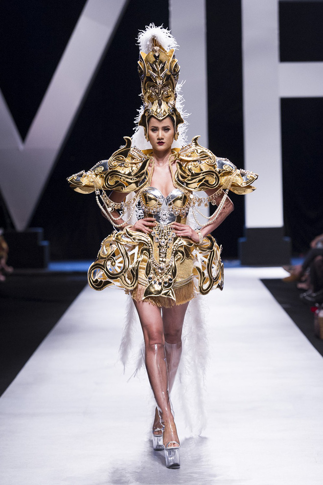 VIFW 2018 ngày 3: Bữa tiệc thời trang ngũ vị hội tụ từ áo dài cho đến váy vóc bay bổng và những thiết kế vương giả VIFW 2018 ngày 3: Bữa tiệc thời trang ngũ vị hội tụ từ áo dài cho đến váy vóc bay bổng và những thiết kế vương giả