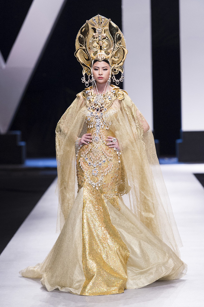 VIFW 2018 ngày 3: Bữa tiệc thời trang ngũ vị hội tụ từ áo dài cho đến váy vóc bay bổng và những thiết kế vương giả VIFW 2018 ngày 3: Bữa tiệc thời trang ngũ vị hội tụ từ áo dài cho đến váy vóc bay bổng và những thiết kế vương giả