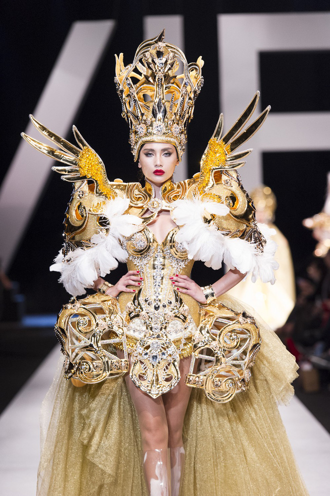 VIFW 2018 ngày 3: Bữa tiệc thời trang ngũ vị hội tụ từ áo dài cho đến váy vóc bay bổng và những thiết kế vương giả VIFW 2018 ngày 3: Bữa tiệc thời trang ngũ vị hội tụ từ áo dài cho đến váy vóc bay bổng và những thiết kế vương giả