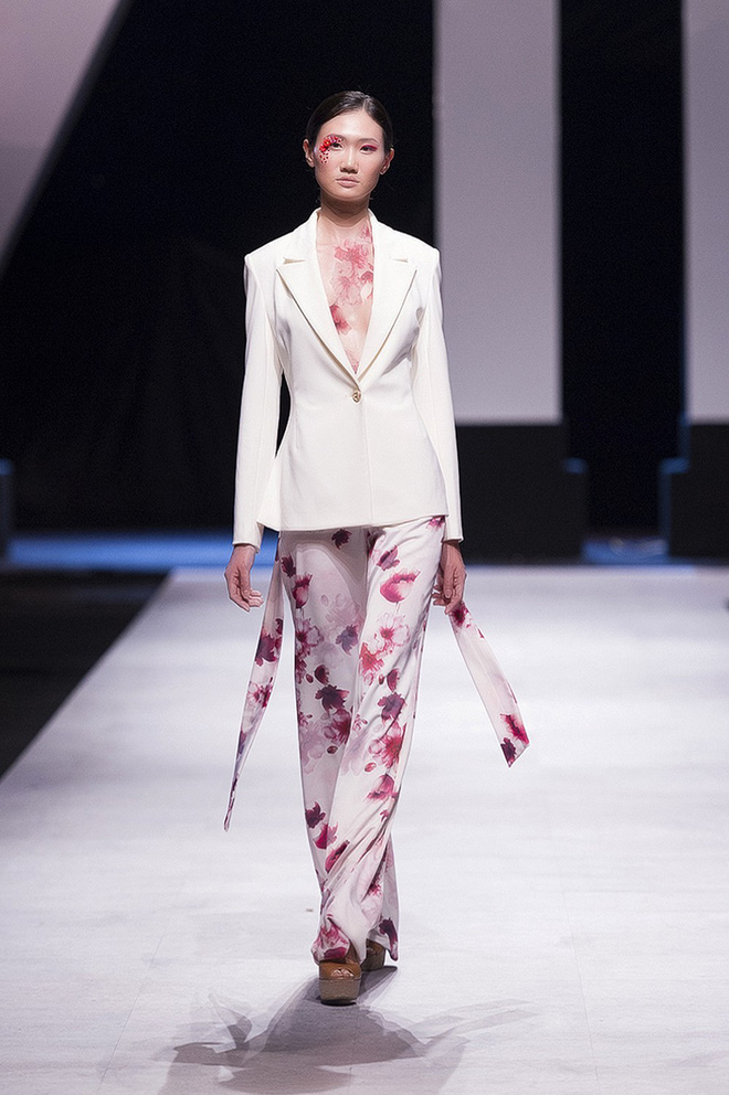 VIFW 2018 ngày 3: Bữa tiệc thời trang ngũ vị hội tụ từ áo dài cho đến váy vóc bay bổng và những thiết kế vương giả VIFW 2018 ngày 3: Bữa tiệc thời trang ngũ vị hội tụ từ áo dài cho đến váy vóc bay bổng và những thiết kế vương giả