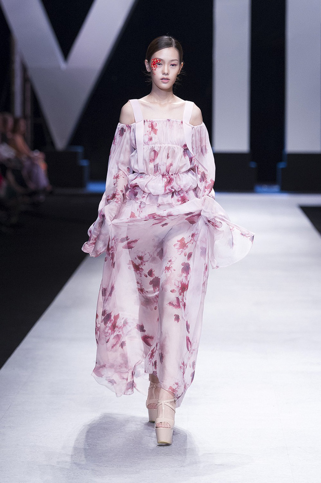 VIFW 2018 ngày 3: Bữa tiệc thời trang ngũ vị hội tụ từ áo dài cho đến váy vóc bay bổng và những thiết kế vương giả VIFW 2018 ngày 3: Bữa tiệc thời trang ngũ vị hội tụ từ áo dài cho đến váy vóc bay bổng và những thiết kế vương giả