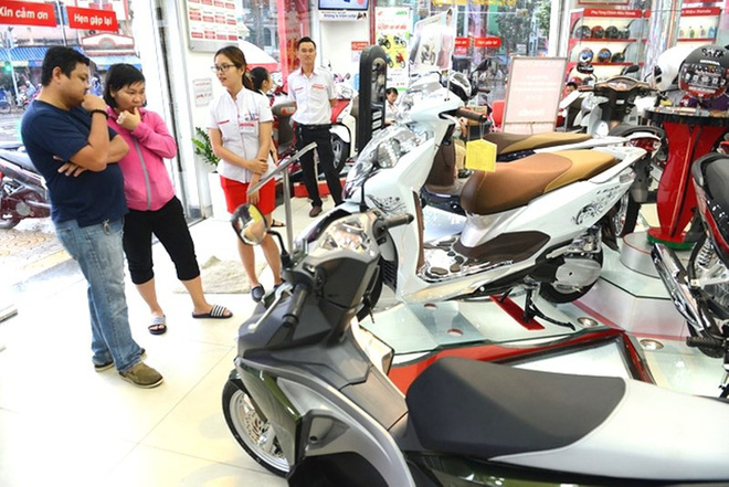 Xe máy tự động tắt máy khi dừng đèn đỏ lên hương