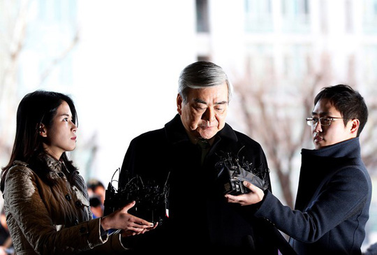 Chủ tịch Korean Air Lines tước mọi quyền hành của hai con gái