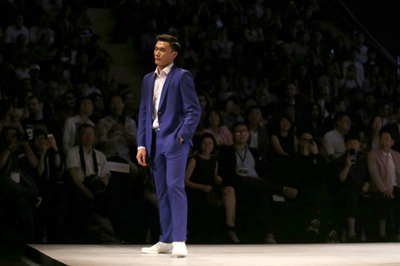 Bị fan chê diễn đơ, Bùi Tiến Dũng được Sao Việt lên tiếng bênh vực