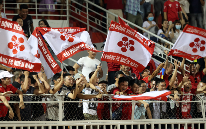 Cảnh sát vây bắt bất thành CĐV Hải Phòng đốt pháo sáng