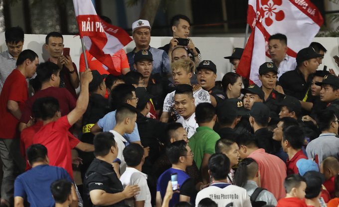 Cảnh sát vây bắt bất thành CĐV Hải Phòng đốt pháo sáng