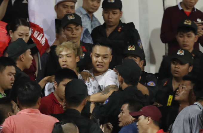 Cảnh sát vây bắt bất thành CĐV Hải Phòng đốt pháo sáng