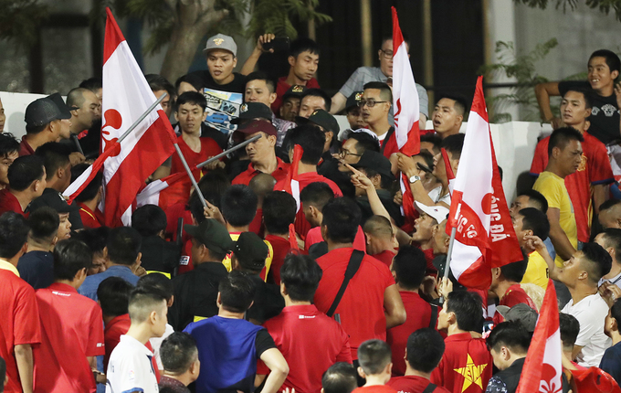 Cảnh sát vây bắt bất thành CĐV Hải Phòng đốt pháo sáng