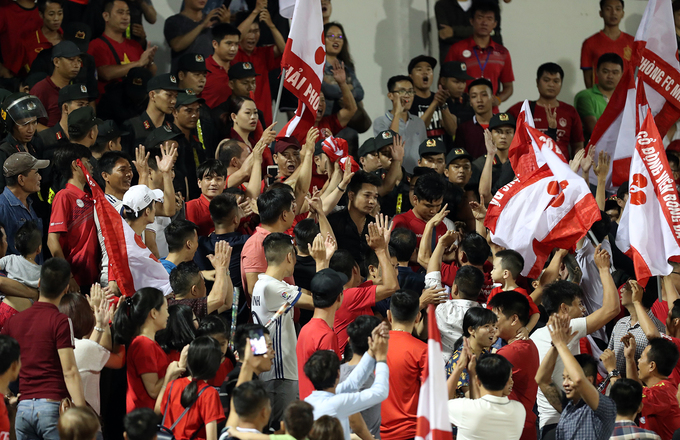 Cảnh sát vây bắt bất thành CĐV Hải Phòng đốt pháo sáng