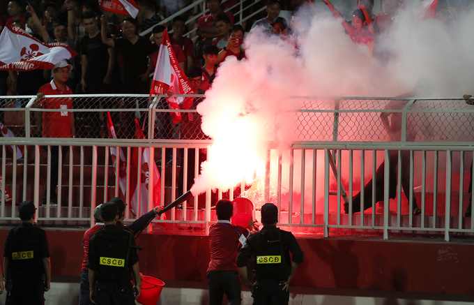 Cảnh sát vây bắt bất thành CĐV Hải Phòng đốt pháo sáng