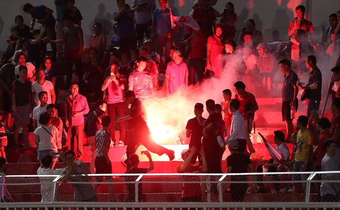 Cảnh sát vây bắt bất thành CĐV Hải Phòng đốt pháo sáng