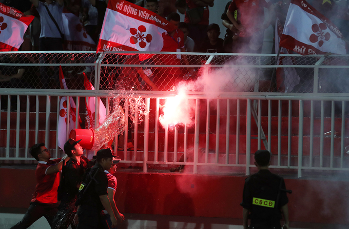 Cảnh sát vây bắt bất thành CĐV Hải Phòng đốt pháo sáng