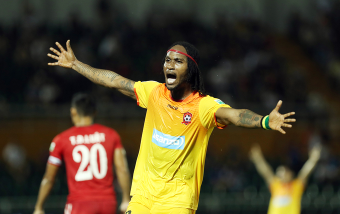 Cảnh sát vây bắt bất thành CĐV Hải Phòng đốt pháo sáng