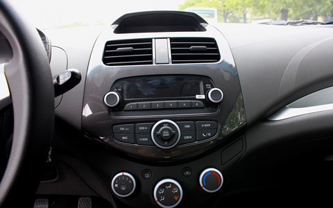 Chevrolet Spark ế thảm, giảm sâu trở thành xe ô tô rẻ nhất Việt Nam Chevrolet Spark ế thảm, giảm sâu trở thành xe ô tô rẻ nhất Việt Nam