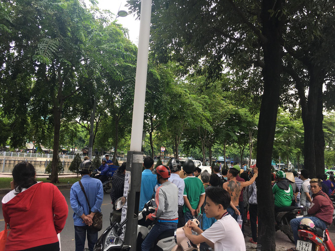 Nhân chứng vụ cô giáo bị đồng nghiệp cắt cổ: Người đàn ông lôi cô gái vào sát bờ kè rồi ra tay rất nhanh