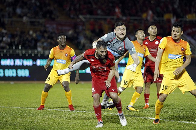 Phiêu lưu với thầy cũ, Công Vinh cố kiên nhẫn?