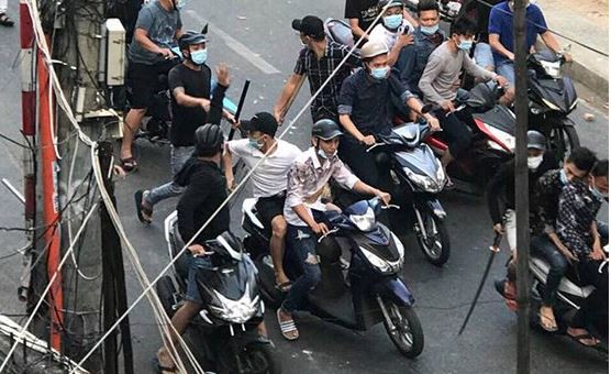 Nhân chứng vụ 30 giang hồ truy sát ở Sài Gòn: Mượn dao trong quán chém nhau rồi trả lại trước khi tẩu thoát