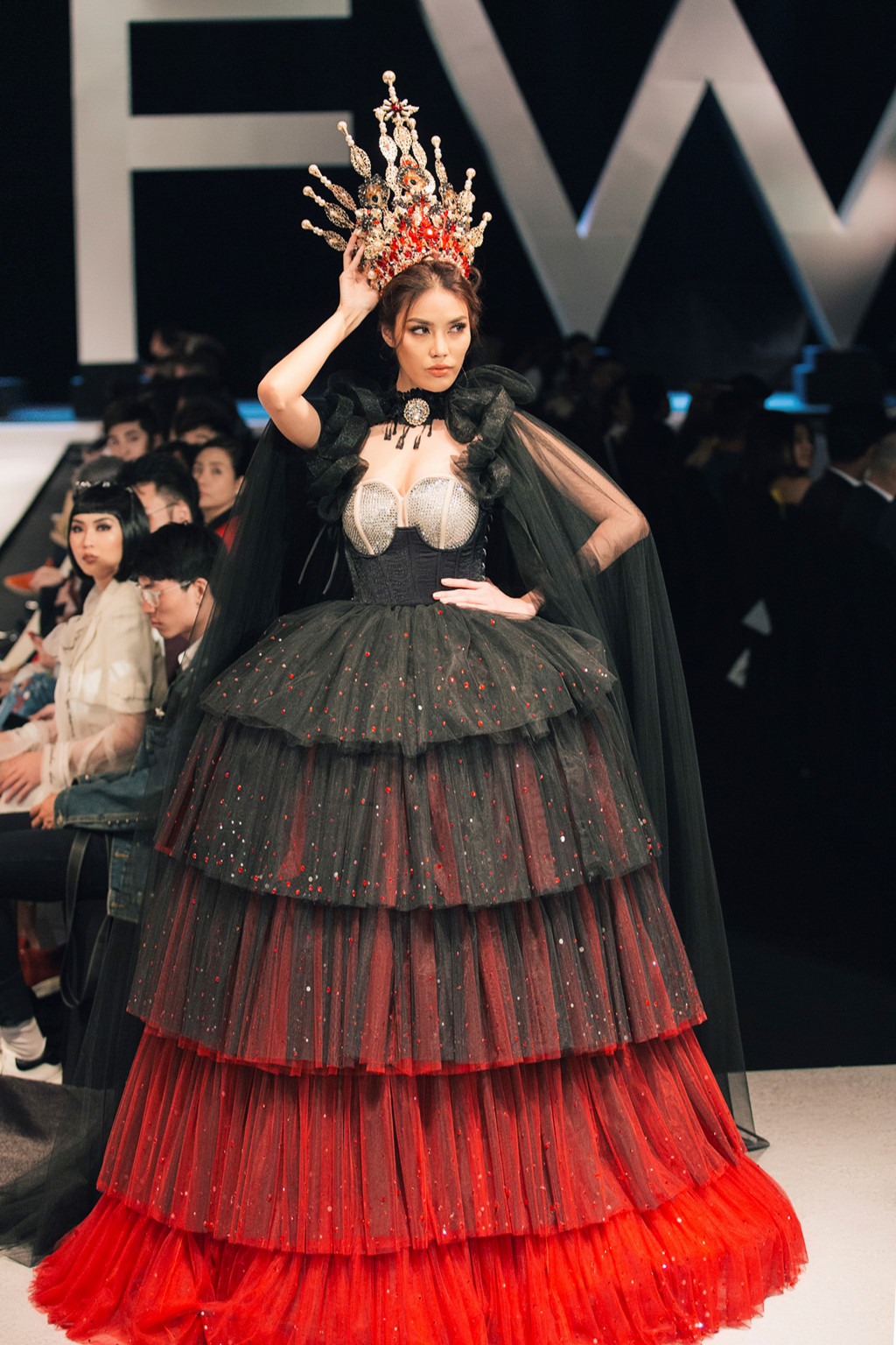 Lan Khuê gặp sự cố vồ ếch trên sàn diễn VIFW