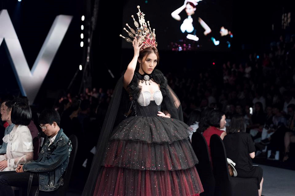 Lan Khuê gặp sự cố vồ ếch trên sàn diễn VIFW