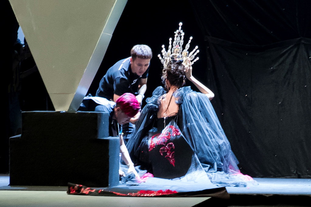 Lan Khuê gặp sự cố vồ ếch trên sàn diễn VIFW