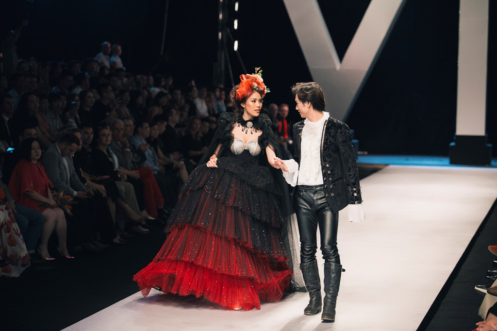 Lan Khuê gặp sự cố vồ ếch trên sàn diễn VIFW