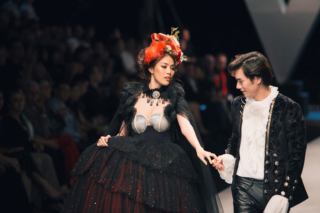 Lan Khuê gặp sự cố vồ ếch trên sàn diễn VIFW