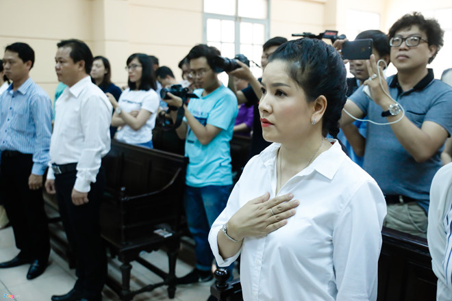 Ngọc Trinh lại ra tòa cùng Nhà hát kịch TP.HCM