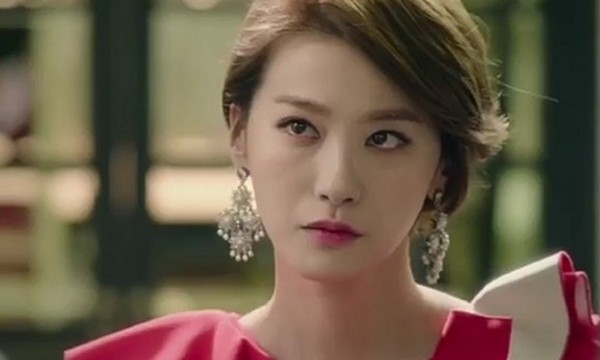 Nổi cơn ghen tanh bành khi chồng đi công tác, nguyên do cô vợ trẻ đưa ra khiến ai cũng phải bật cười