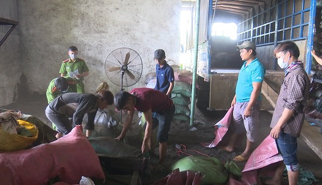 Vụ cà phê trộn pin: Khởi tố, tạm giữ khẩn cấp 5 đối tượng Vụ cà phê trộn pin: Khởi tố, tạm giữ khẩn cấp 5 đối tượng