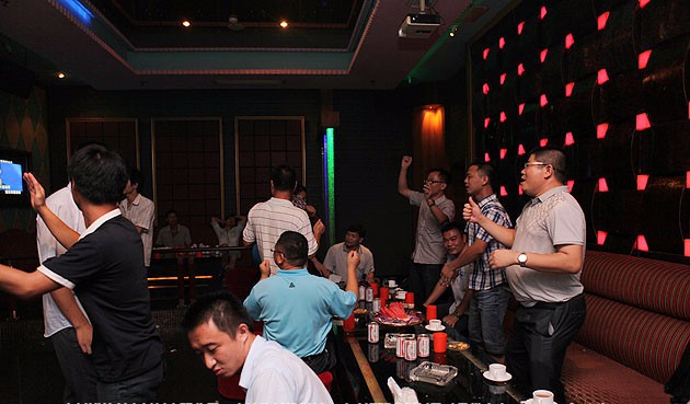 Nếu nhỡ phát hiện hóa đơn karaoke có kèm chi phí nghi là 2 em tay vịn trong túi chồng, chị em tính xử lý sao?