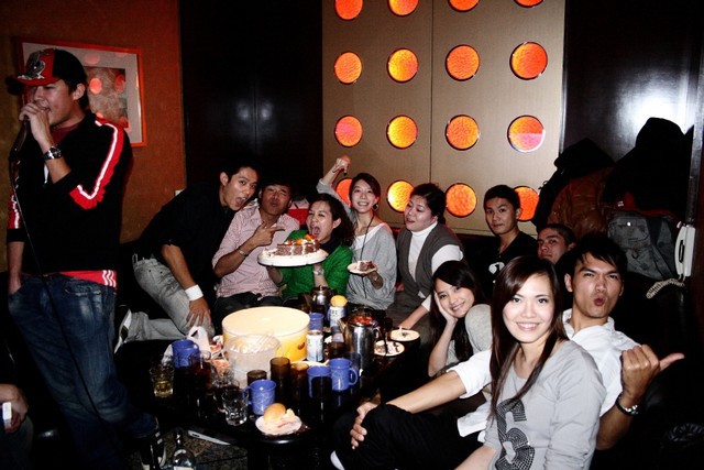 Nếu nhỡ phát hiện hóa đơn karaoke có kèm chi phí nghi là 2 em tay vịn trong túi chồng, chị em tính xử lý sao?