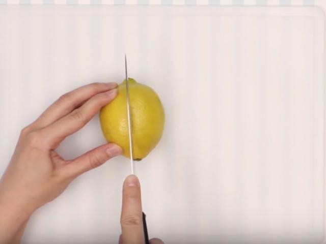 Tự làm vài cây nến chanh đuổi hết lũ muỗi khỏi nhà, vừa thơm lại rẻ như bèo