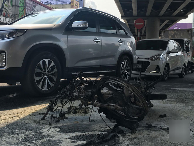 TP.HCM: Bị CSGT lập biên bản do đi ngược chiều, nam thanh niên lập tức đốt xe máy rồi bỏ chạy