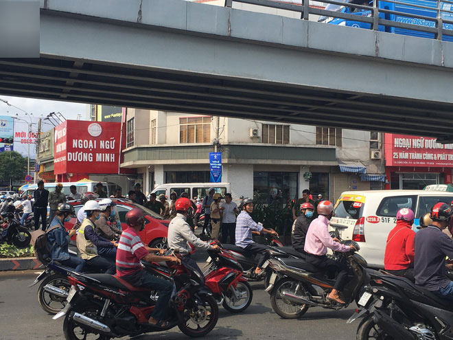 TP.HCM: Bị CSGT lập biên bản do đi ngược chiều, nam thanh niên lập tức đốt xe máy rồi bỏ chạy