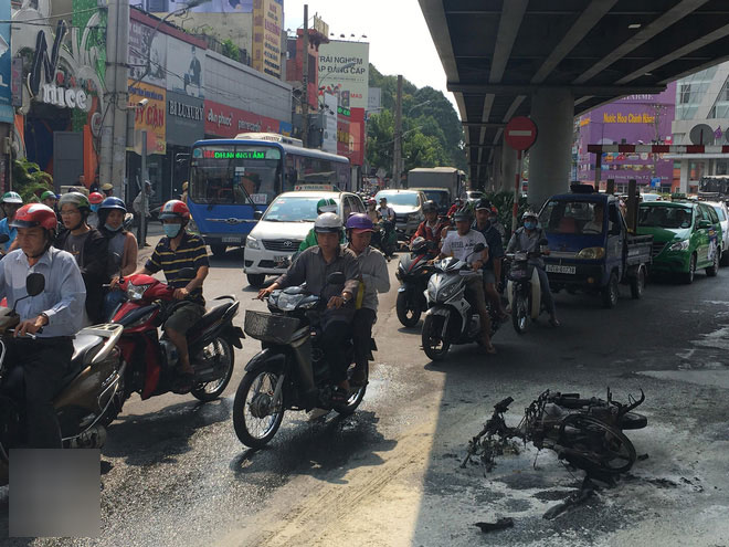 TP.HCM: Bị CSGT lập biên bản do đi ngược chiều, nam thanh niên lập tức đốt xe máy rồi bỏ chạy