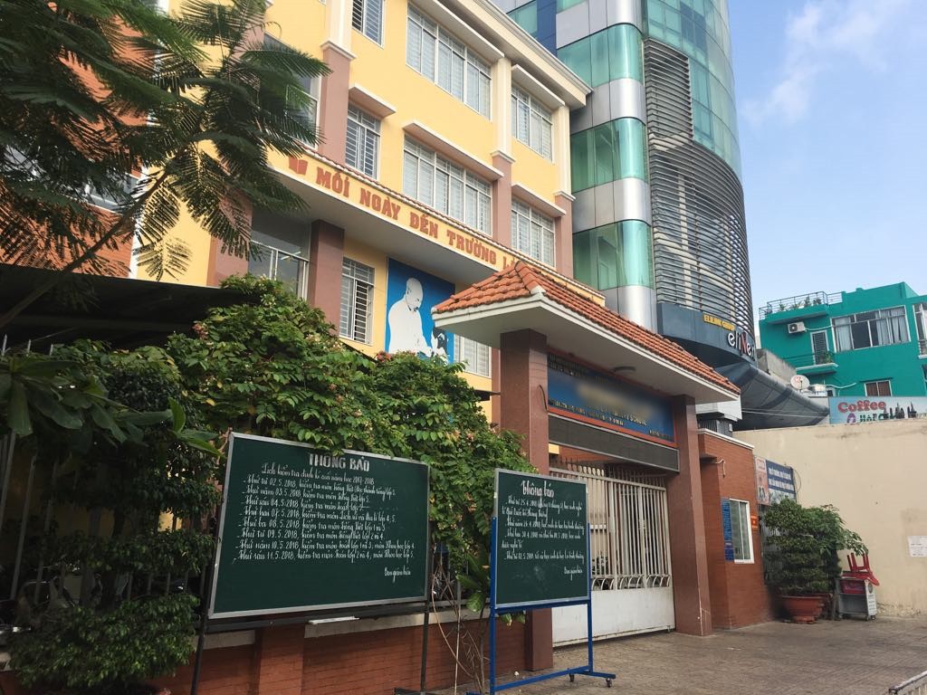 Xôn xao thông tin học sinh tiểu học ở Sài Gòn bị cô giáo bắt ngậm dép trong miệng vì đùa giỡn trong giờ học