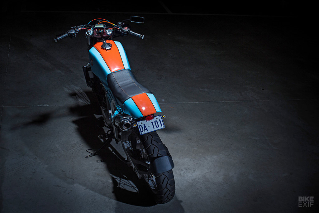 Tượng đài cổ điển BMW F650 Funduro lột xác với màu sơn mới