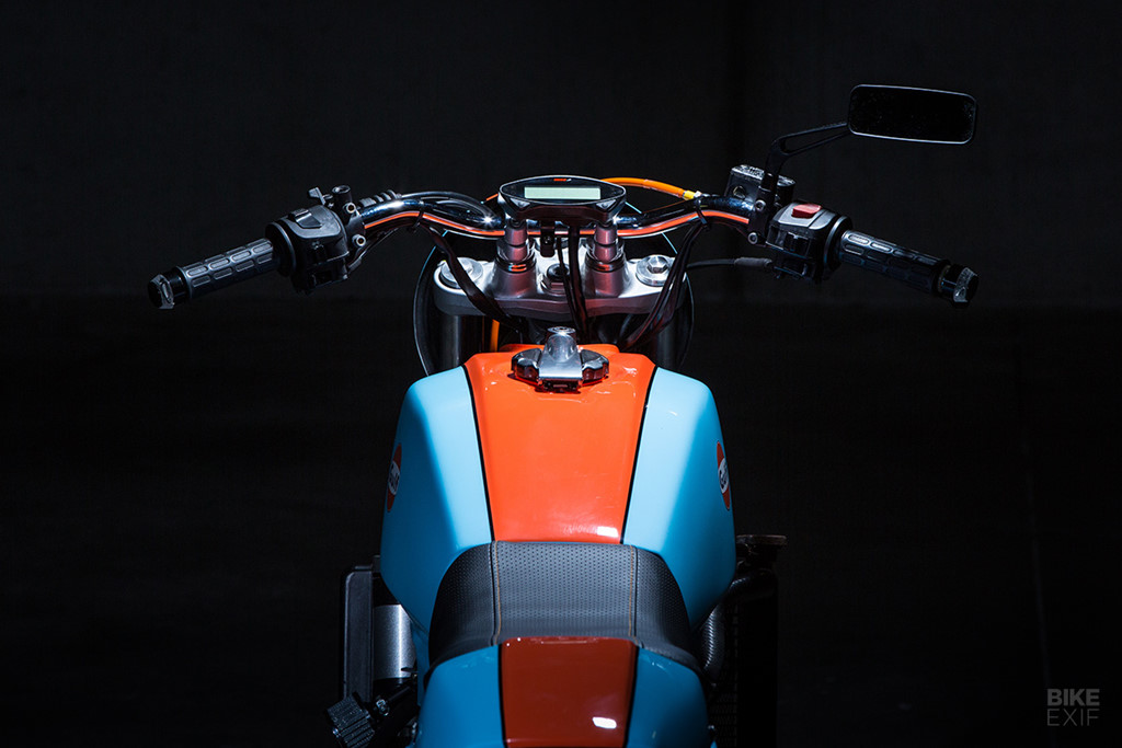 Tượng đài cổ điển BMW F650 Funduro lột xác với màu sơn mới