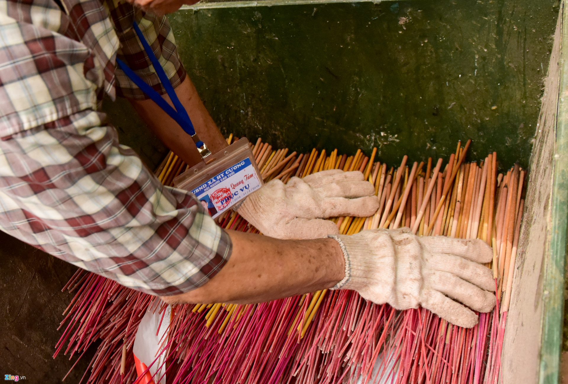 Video ảnh: Công an ngăn người mặc quần đùi, váy ngắn vào Đền Hùng