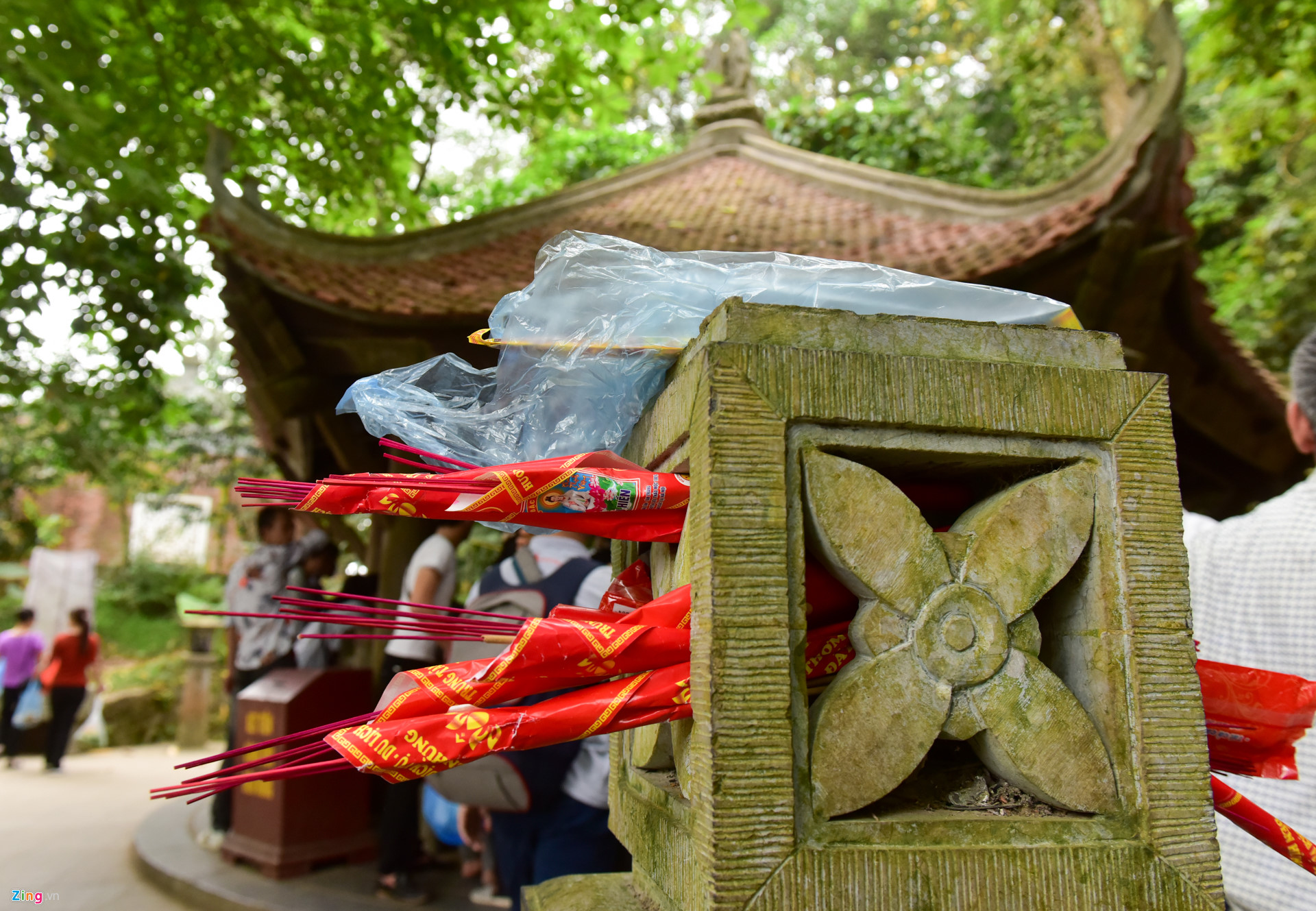 Video ảnh: Công an ngăn người mặc quần đùi, váy ngắn vào Đền Hùng